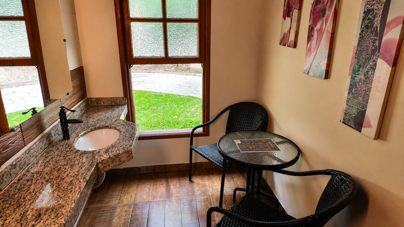 Mesa e cadeiras junto à janela de um chalé