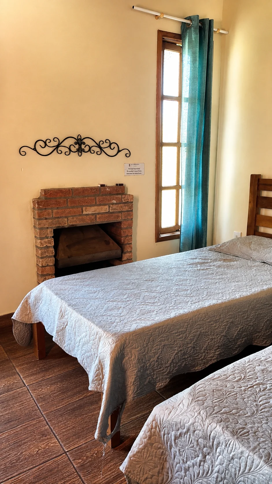 Quarto de chalé com cama e lareira