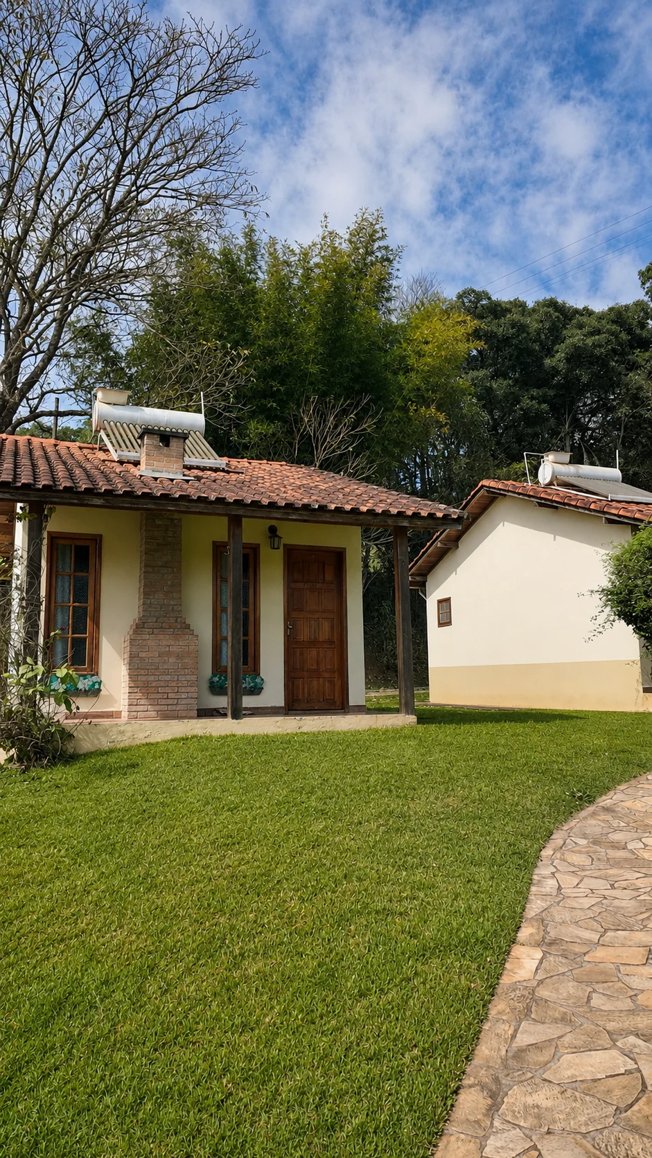 Chalés entre o gramado e as árvores da pousada