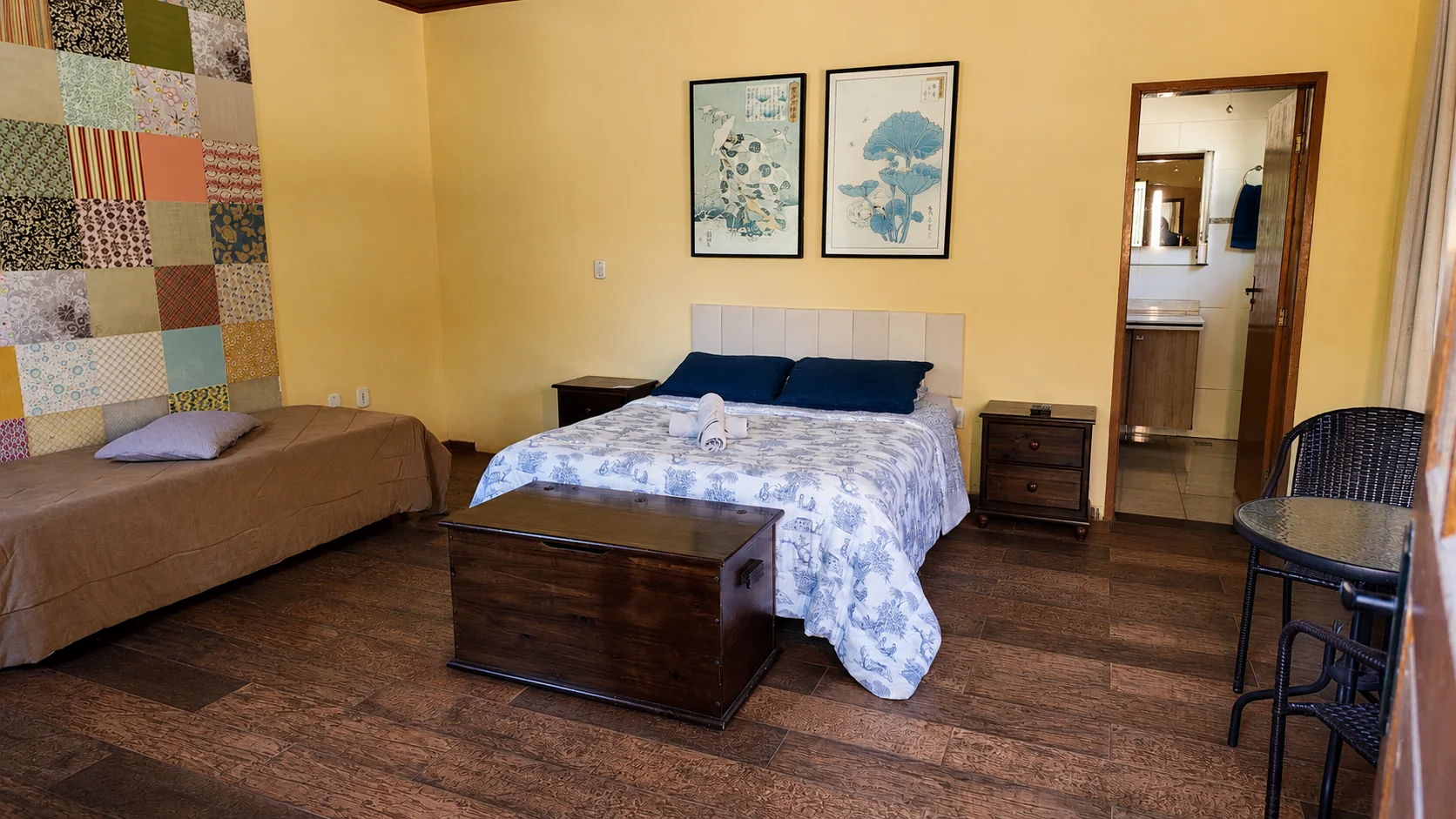 Quarto de chalé com cama azul e composição de madeira