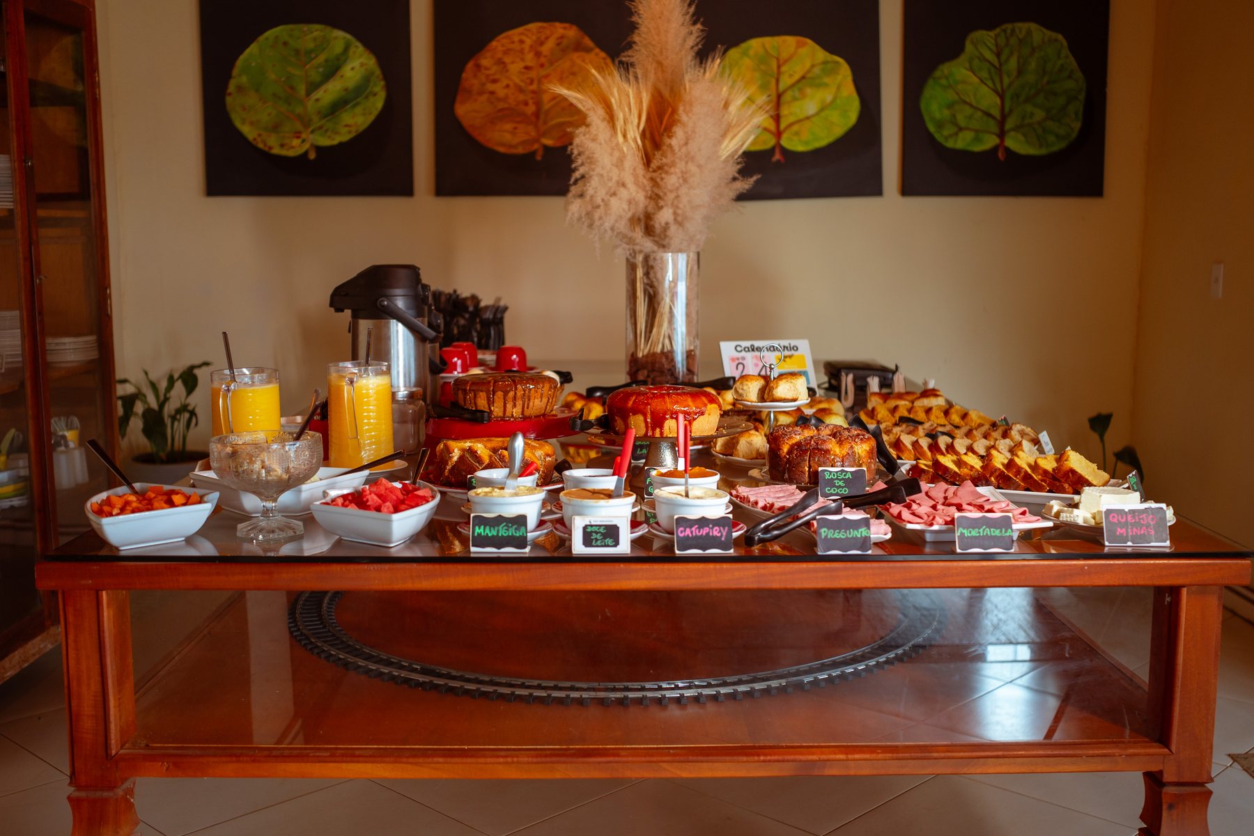 Café da manhã com pães, frutas e quitandas mineiras