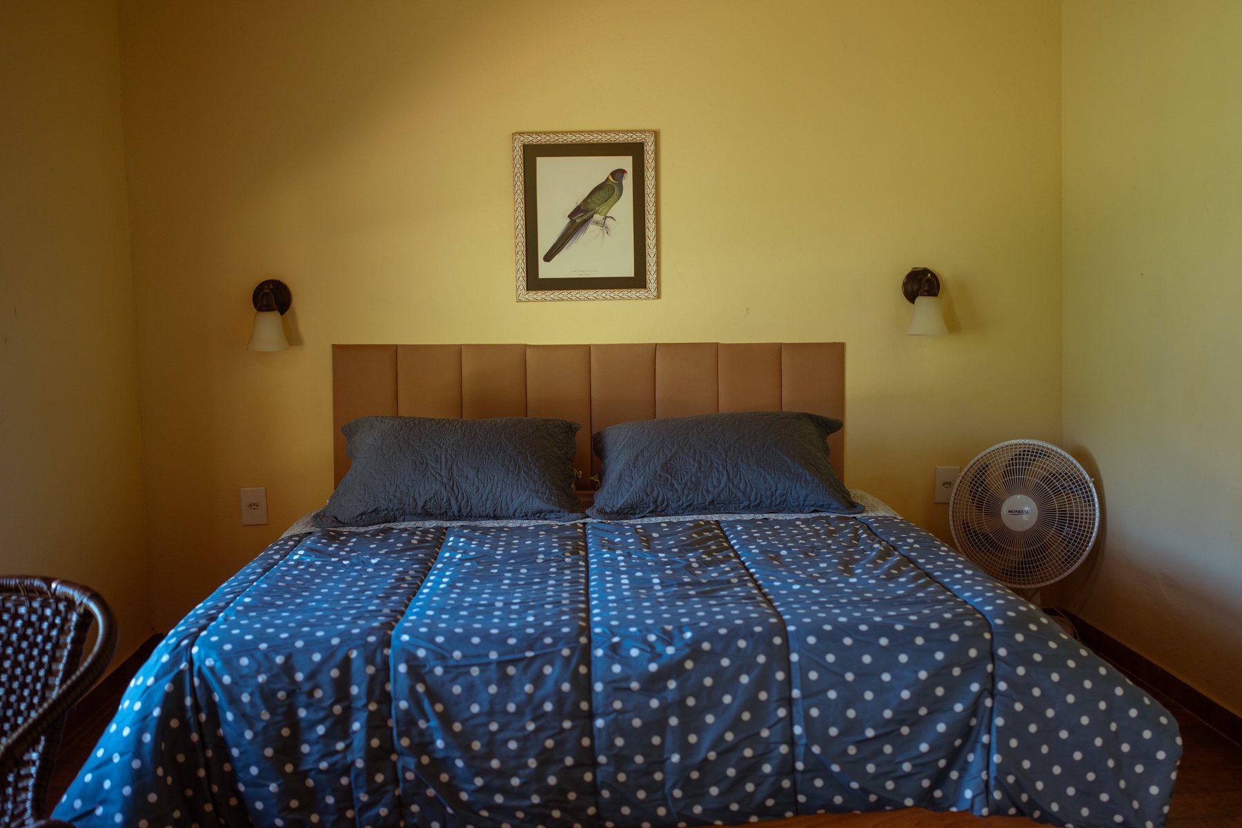 Suíte com decoração acolhedora