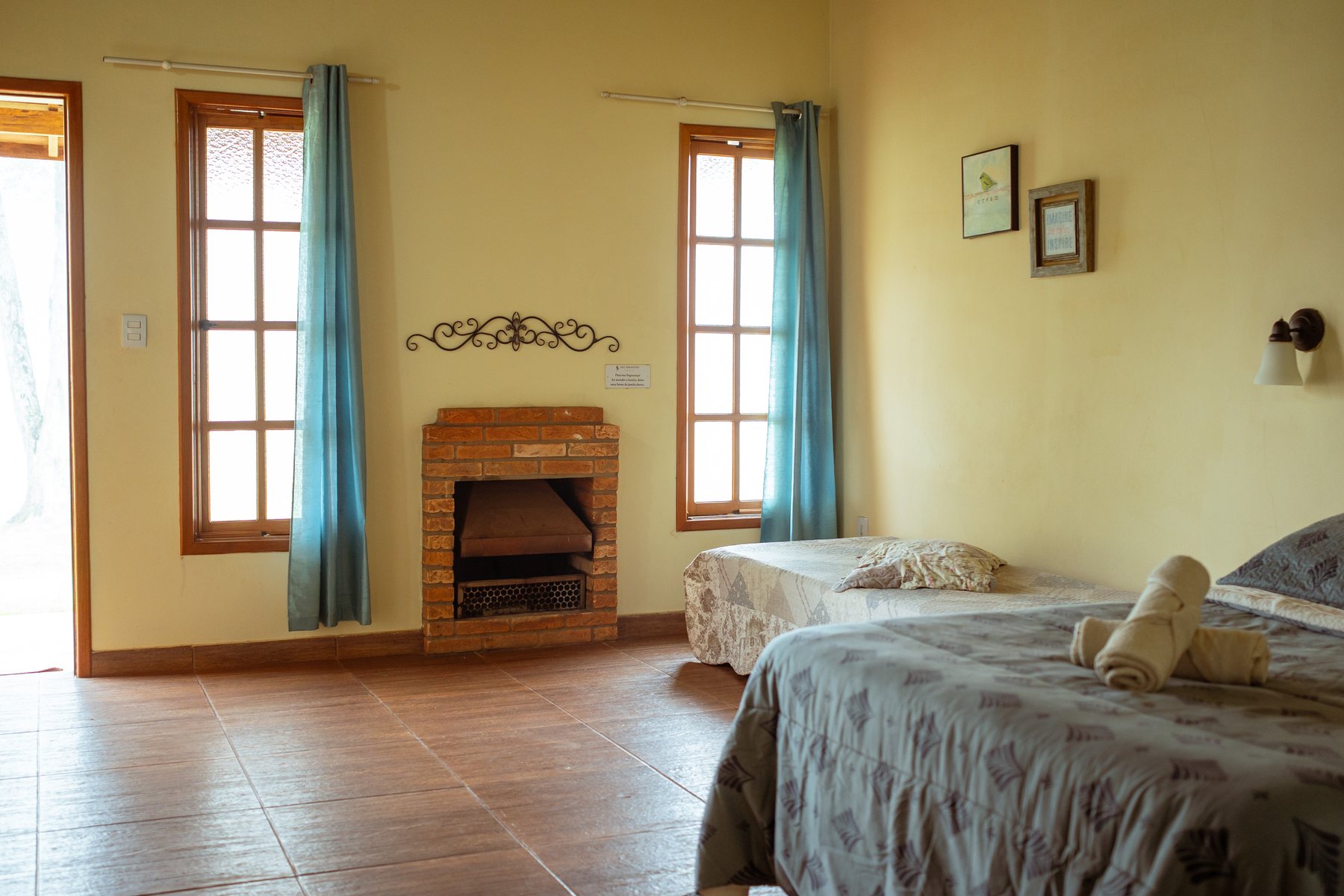 Interior acolhedor de um chalé