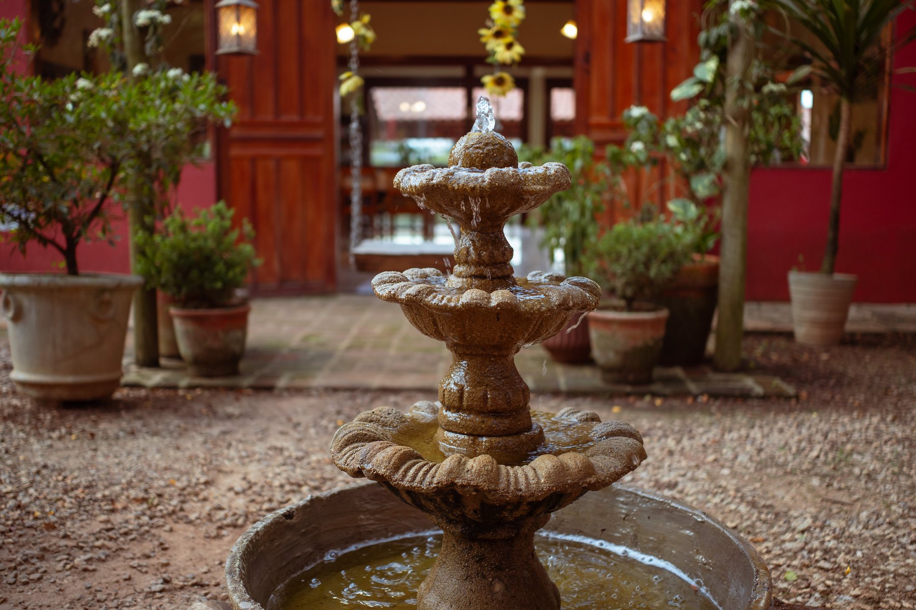 Detalhe do pátio e da arquitetura da pousada