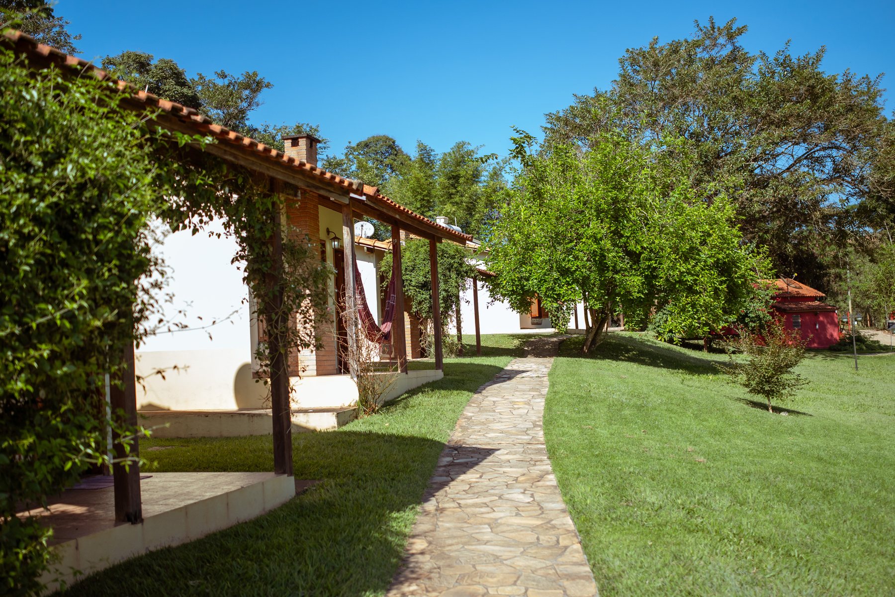 Caminhos entre os jardins e o verde