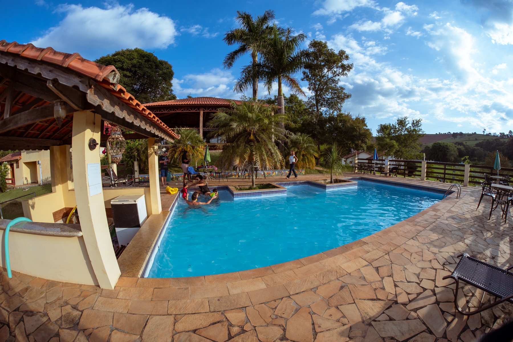 Piscina externa em um dia ensolarado